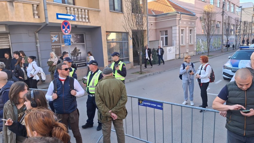 Žandarmerija blokirala sve prilaze Oficirskom domu