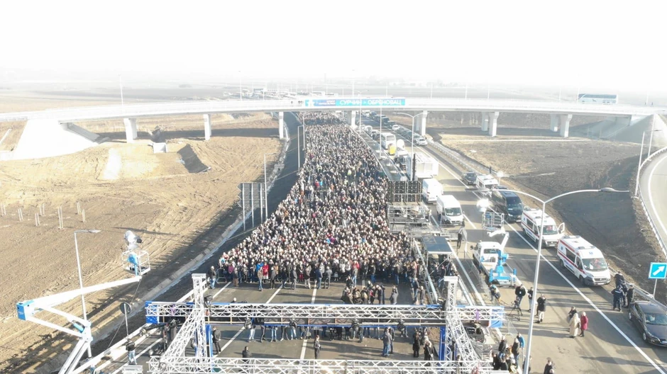 Okupljeni građani ispred bine gde će biti održana svečana ceremonija otvaranja nove deonice autoputa "Miloš Veliki"