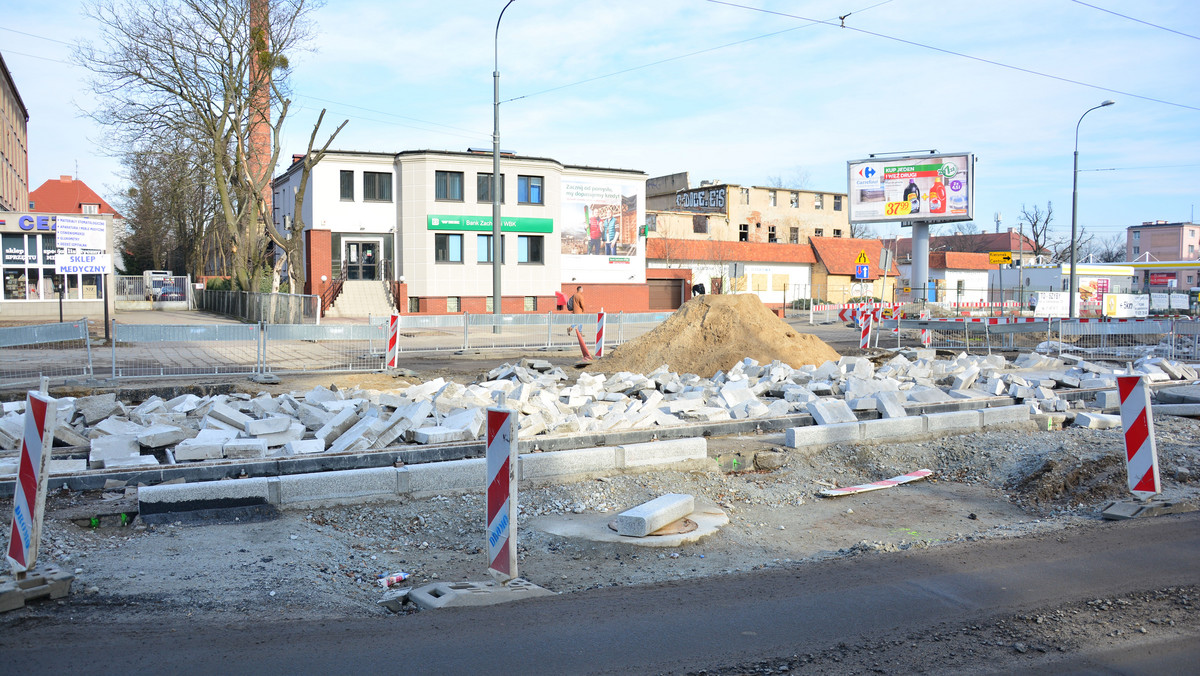 Wyciek pianobetonu nie wpłynie na przedłużenie i tak opóźnionego remontu ul. Dąbrowskiego, zapewniają Poznańskie Inwestycje Miejskie.