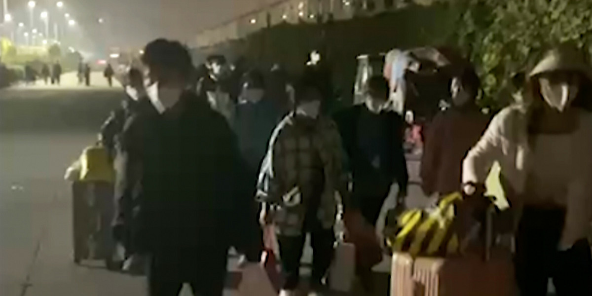 Fragment nagrania pokazującego, jak pracownicy fabryki Foxconn w Zhengzhou opuszczają zakład pracy, 29 października 2022 r.