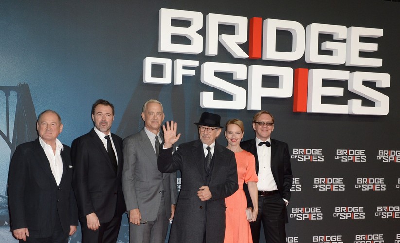 Twórcy 'Mostu szpiegów': Burghart Klaussner, Sebastian Koch, Tom Hanks, Steven Spielberg, Amy Ryan i Mikhail Gorevoy