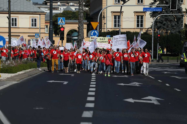 "Czerwony marsz" pracowników sądów i prokuratur