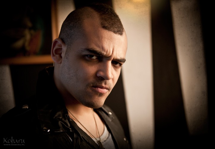 Damian Ukeje na zdjęciach z sesji do płyty 'Ukeje'