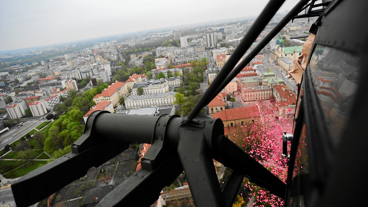 Prokuratura Rejonowa Warszawa Śródmieście wszczęła śledztwo dotyczące ewentualnych nieprawidłowości przy organizacji majowej akcji "Orzeł może". Chodzi o przekroczenie uprawnień MON przy zrzuceniu ze śmigłowców trzech milionów ulotek w Warszawie, Wrocławiu i Poznaniu.