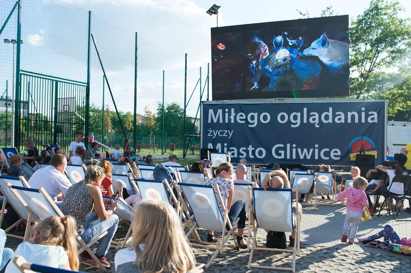 Plenerowe kino na terenie szkoly podstawowej nr 11 w Gliwicach .
