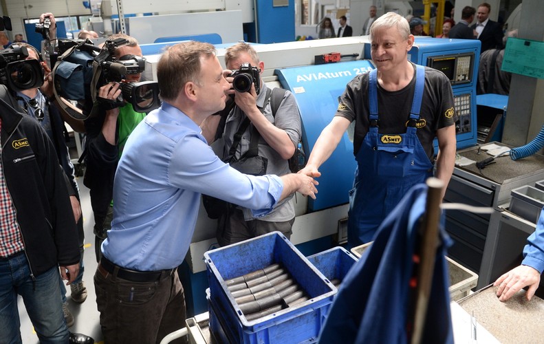 Andrzej Duda podczas wizyty w zakładzie ASmet w Regułach
