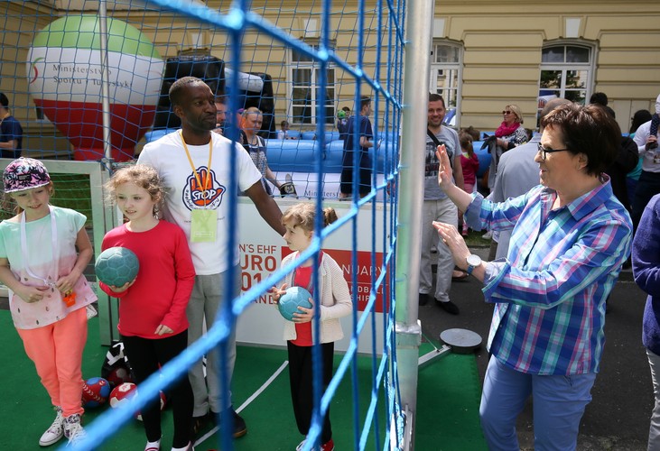 Premier Ewa Kopacz podczas pikniku zorganizowanego w ogrodach Kancelarii Prezesa Rady Ministrów