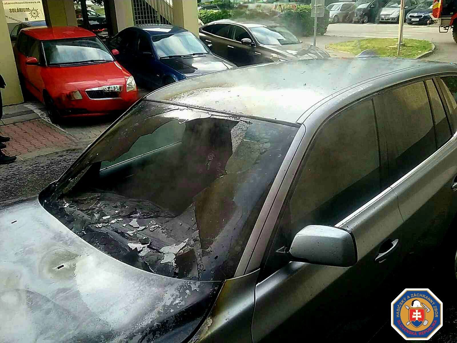 Vodič spozoroval požiar počas jazdy. 