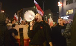Autor książki 'Jak pokochałem Adolfa Hitlera' z zarzutami po marszu narodowców. Na celowniku prokuratury także były ksiądz Jacek Międlar