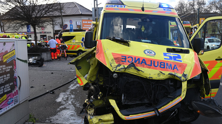 Mentőautó és személygépkocsi ütközött Kispesten /Fotó: MTI/Mihádák Zoltán