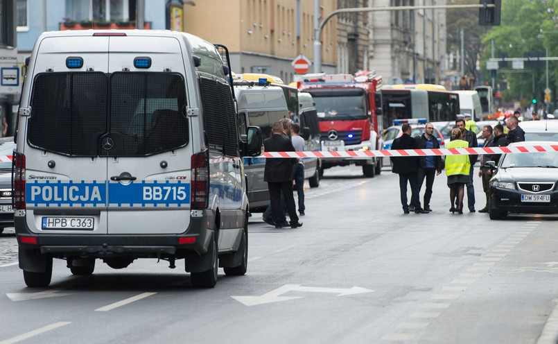 Policja i straż pożarna przy przystanku na ulicy Kościuszki we Wrocławiu