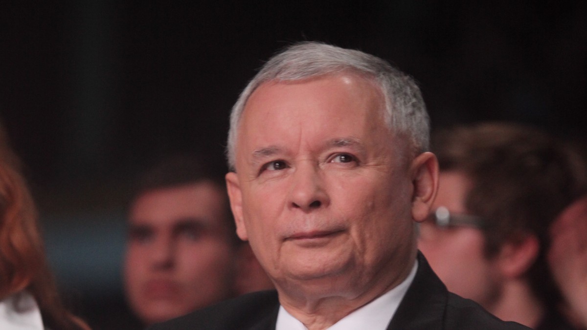 Prezes PiS Jarosław Kaczyński powiedział podczas wizyty w Rybczewicach (Lubelskie), że Polska potrzebuje przemyślanej polityki, która będzie służyła polskiej wsi. Podkreślił, że trzeba też wspomóc przemysł spożywczy, który jest niszczony. - Przed chwilą rozmawiałem z przewodniczącym Solidarności z cukrowni. Cukrownie są niszczone. To jest podnoszenie ręki na najbardziej podstawowe interesy polskiej wsi. Dotyczy to także innych przedsiębiorstw, tego rodzaju przemysłu. A bez niego przecież, rozwoju wsi być nie może - zaznaczył.