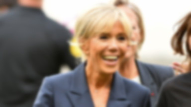 Brigitte Macron w granatowej marynarce, dżinsach i sportowych butach. Fajna stylizacja?