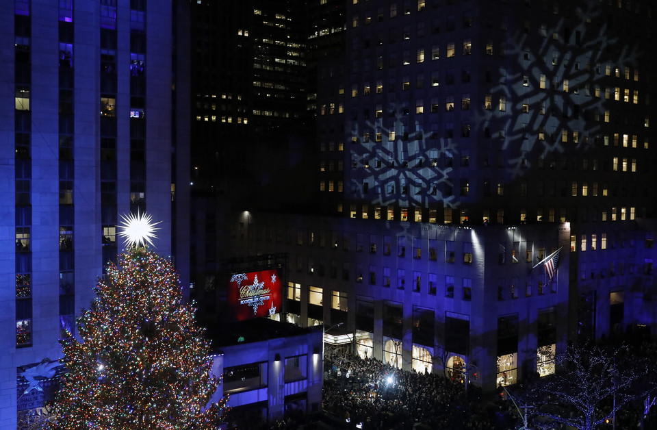 Choinka w Rockefeller Center rozbłysła 50 tys. świateł