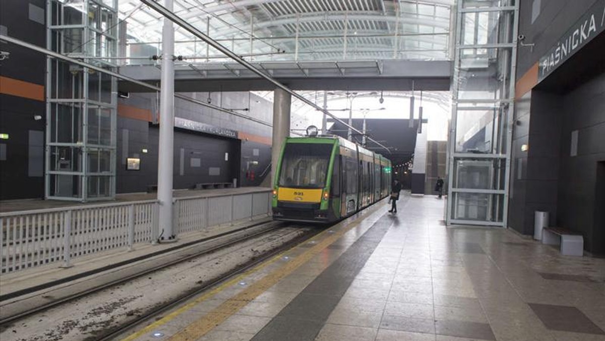 W betonie na torowisku nowej trasy tramwajowej na Franowo pojawiają się szczeliny, które trzeba łatać. Urzędnicy twierdzą, że to nie problem