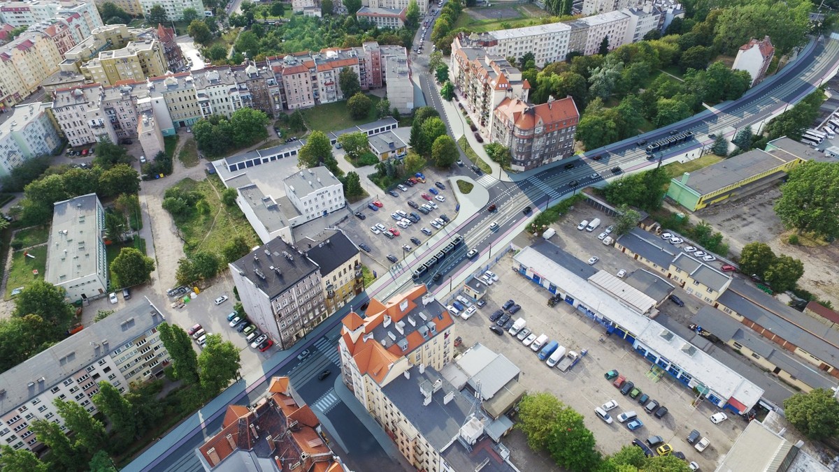 Spółka Wrocławskie Inwestycje znów szuka firmy, która zajmie się budową nowego torowiska wzdłuż ulicy Hubskiej, między Glinianą a Dyrekcyjną. Poprzedni wybór wykonawcy został unieważniony. Wszystko to sprawia, że inwestycja, która miała być gotowa pod koniec roku, powstanie znacznie później. Nowy termin został przesunięty na październik przyszłego roku.