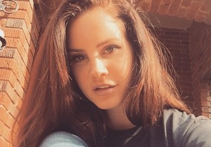 BORI SE SA VIŠKOM KILOGRAMA Lepa pevačica neprepoznatljiva, uhvaćena kako u crkvu odlazi NEPRIMERENO OBUČENA