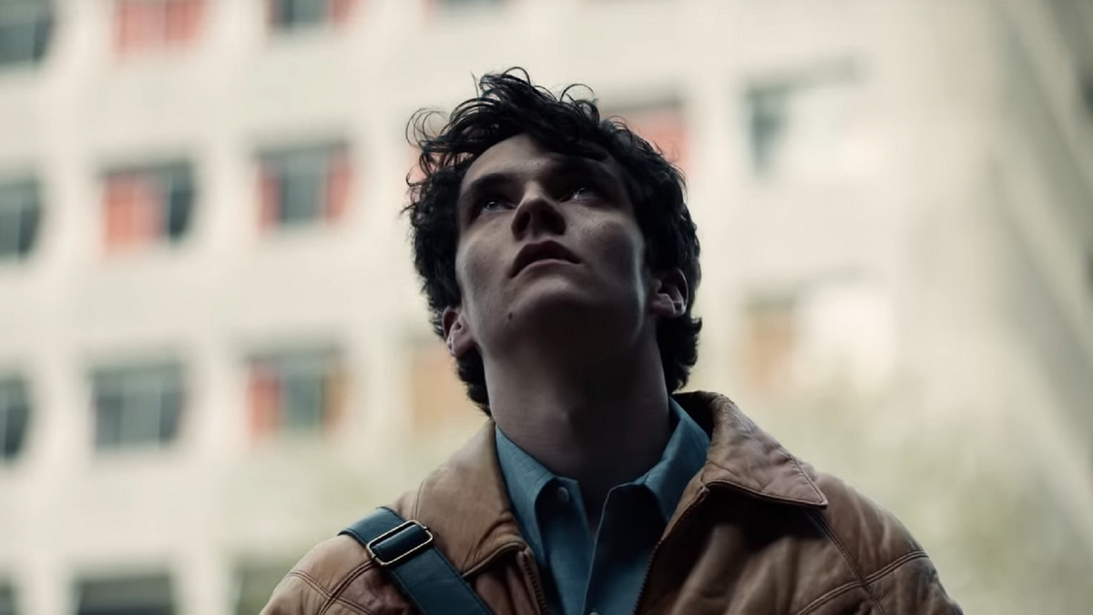 Na Netfliksie dostępne jest już "Czarne lustro: Bandersnatch". Produkcja różni się od innych filmów dostępnych na platformie tym, że jest interaktywna, a widz sam decyduje o tym, co wydarzy się dalej. Bardzo szybko okazuje się jednak, że jesteśmy w pułapce, a nasz wybór to tylko iluzja...