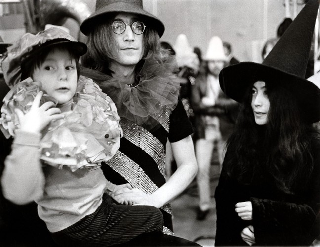 John Lennon z synem Julianem w 1968 roku