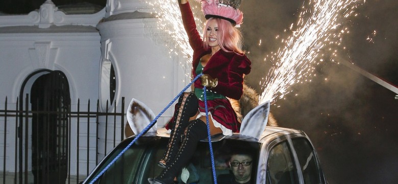 Gorące pozy i nagie uda na dachu samochodu. Tak Doda świętowała 33 urodziny. FOTO