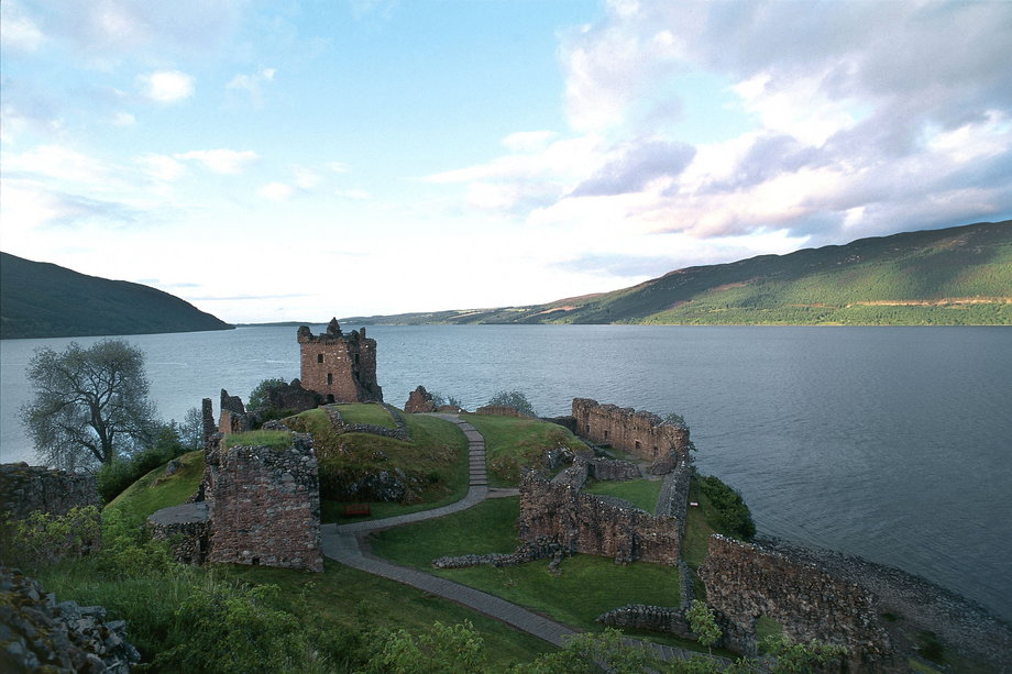 Ruiny zamku Urquhart nad brzegiem Loch Ness.