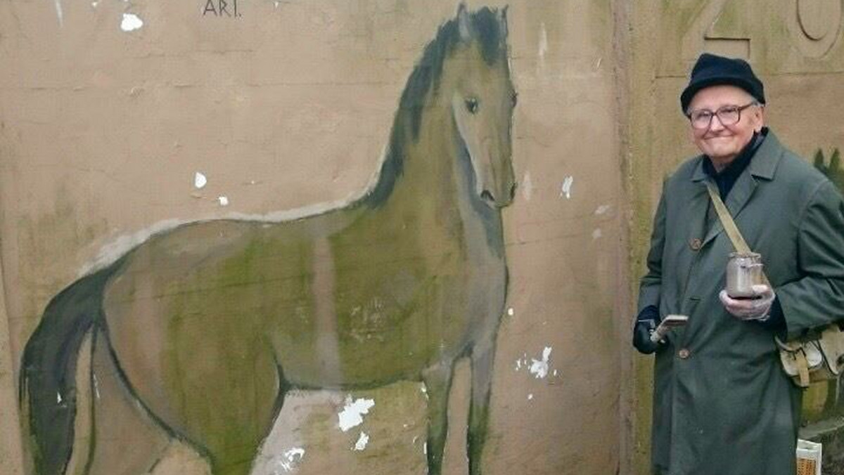 Wrocławska studentka zainicjowała w sieci zbiórkę pieniędzy, by pomóc 85-letniemu Jerzemu Wołoszynowiczowi spełnić jego marzenie. 40 lat temu mężczyzna namalował mural przedstawiający zwierzęta na murze okalającym wrocławskie zoo. Teraz chce odnowić zniszczone już malunki i dorysować kolejne.