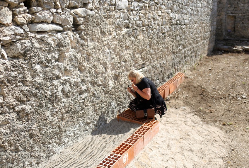 Crkva iz 18. veka je još daleko od prvobitnog izgleda. I dalje se u ovoj bogomolji sveće pale pod otvorenim nebom i na golom zemljištu