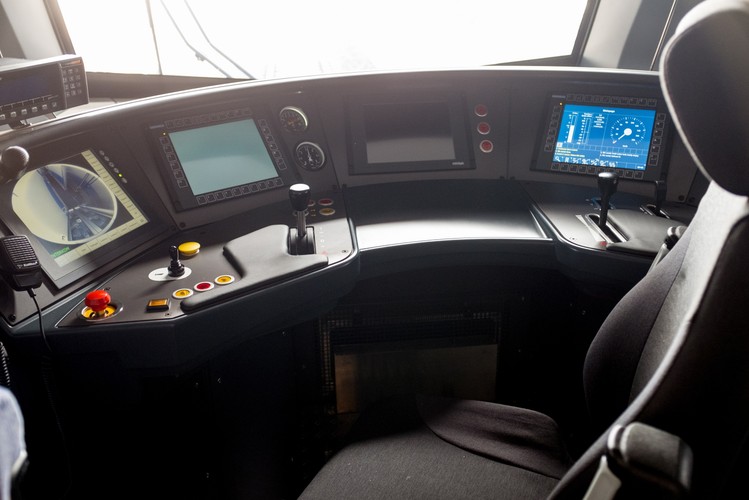 Pociąg Flirt 3 - Kokpit maszynisty  - <br><br>(zuz) PAP/Andrzej Grygiel