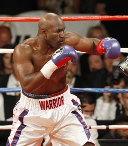 Rękawice boksera Evandera Holyfielda sprzedane za 35 tys. dolarów