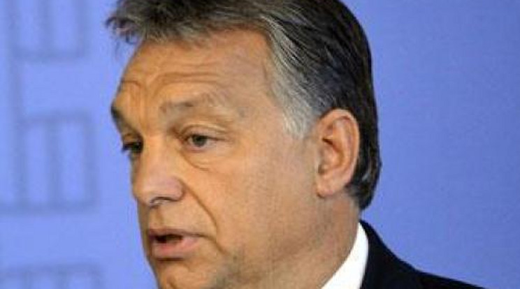 Orbán takarít Hende után