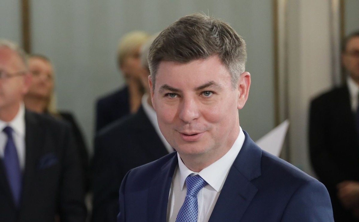 Jan Grabiec z PO ocenił, że upubliczniony we wtorek raport wskazuje na "ogromną skalę nadużyć, zaniedbań, a być może celowych działań, które doprowadziły do wyprowadzenia milionów złotych z budżetu państwa do prywatnych firm"