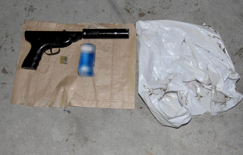 Pištolj sa prigušivačem pronađen kod maloletnika 