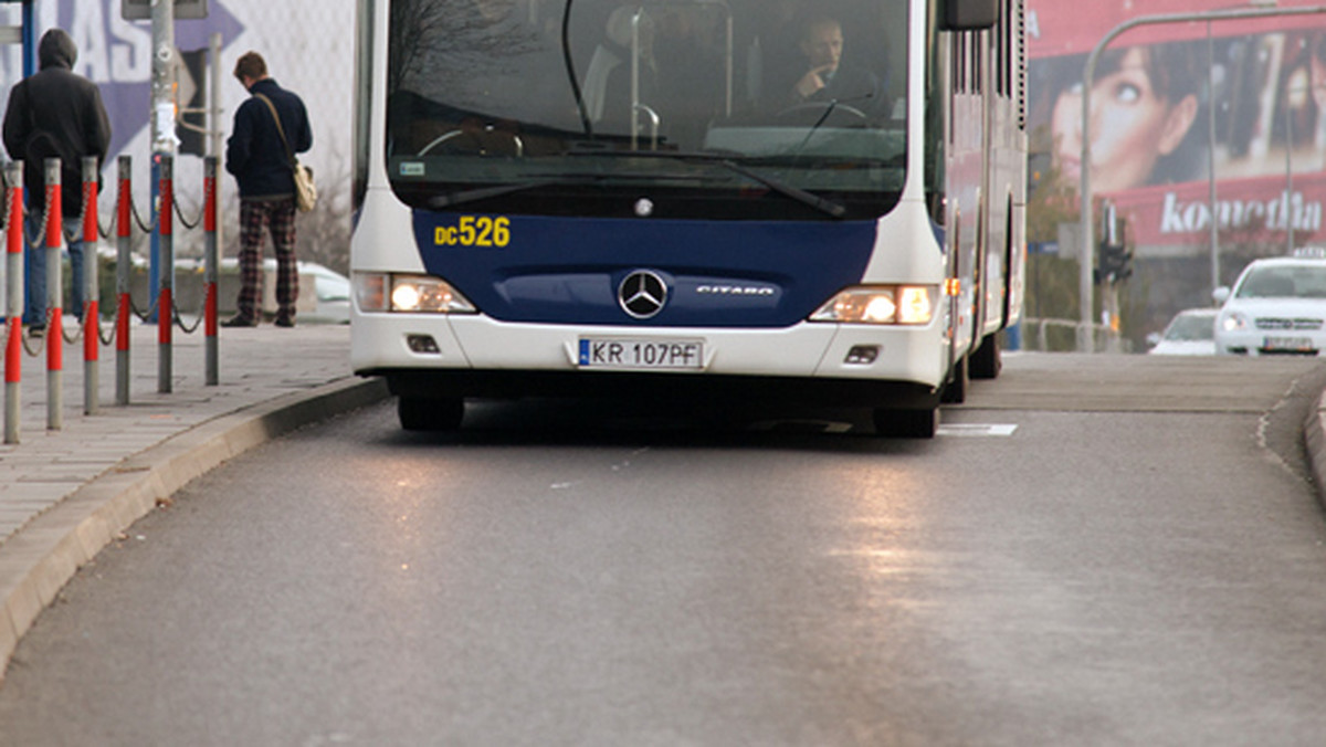 Kontrole w autobusach do Kraków Airport nie różnią się niczym od tych na innych liniach - przekonuje krakowskie MPK. To odpowiedź przewoźnika na zarzut pana Zbigniewa, słuchacza Radia Kraków, który podejrzewa, że kontrolerzy biletów żerują na zagranicznych turystach. Jak przekonuje pan Zbigniew, turyści nie zawsze wiedzą, jaki bilet kupić i często podróżują z niewłaściwym.