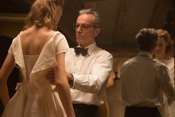 Daniel Day-Lewis i Vicky Krieps w filmie Nić widmo