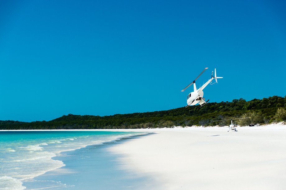 Australijskie wyspy Whitsunday Islands to raj dla turystów. Warto wybrać się na plaże Whitehaven Beach oraz Hamilton Island, tuż przy Wielkiej Rafie Koralowej.