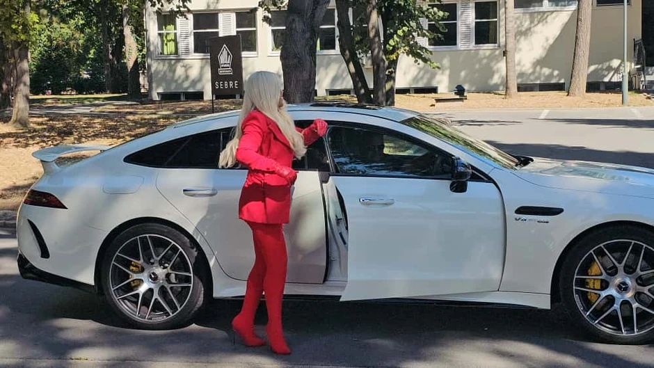 Dara Bubamara u halterima i brushalteru