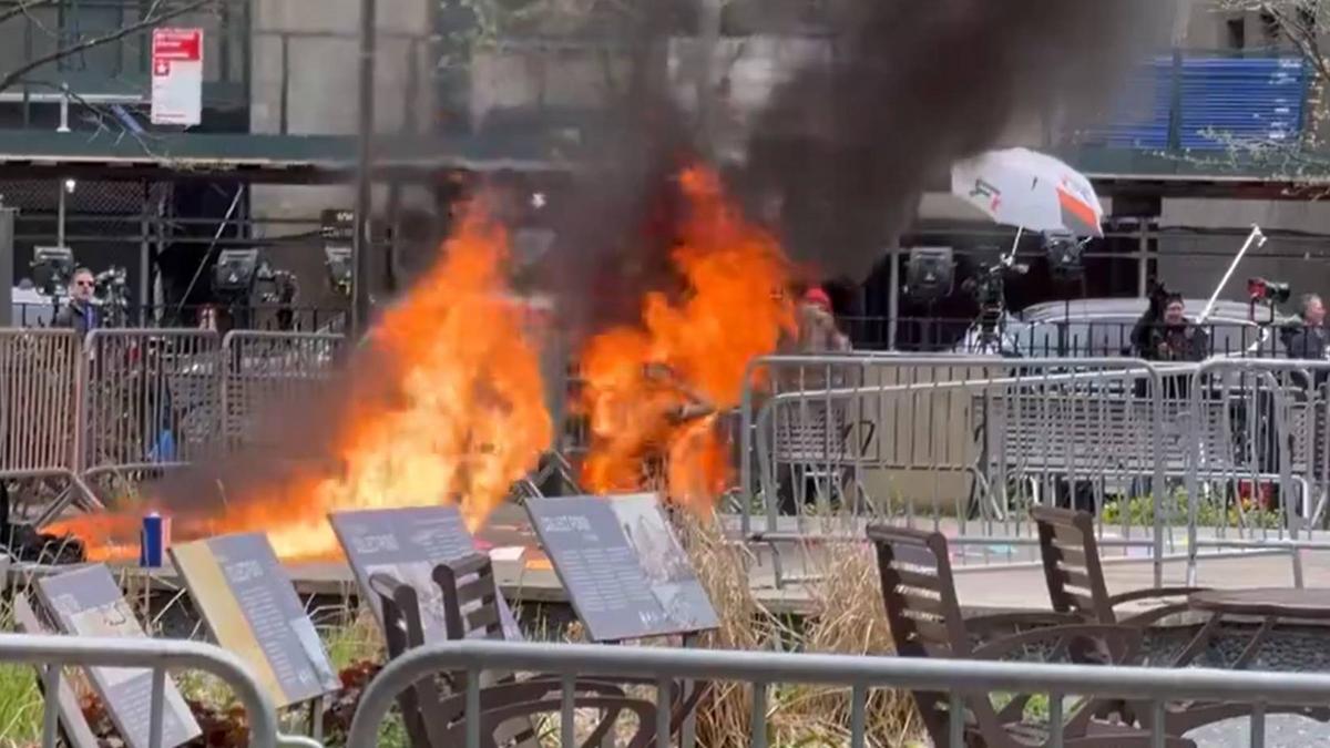 Felgyújtotta magát egy férfi Donald Trump tárgyalása közben - videón a borzasztó pillanatok - 18+