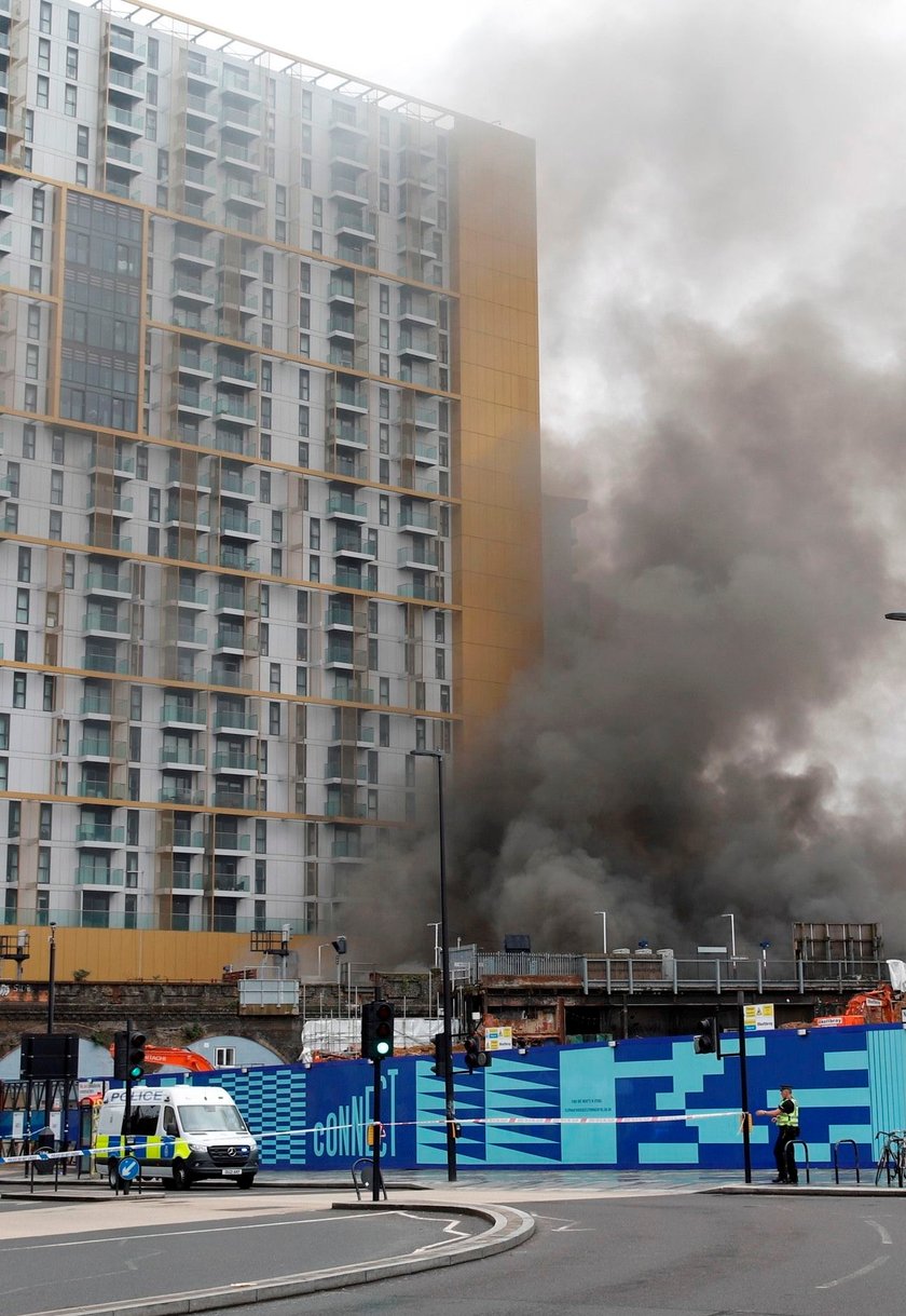 Wielki pożar i eksplozja w Londynie. Pożar w pobliżu stacji kolejowej Elephant and Castle