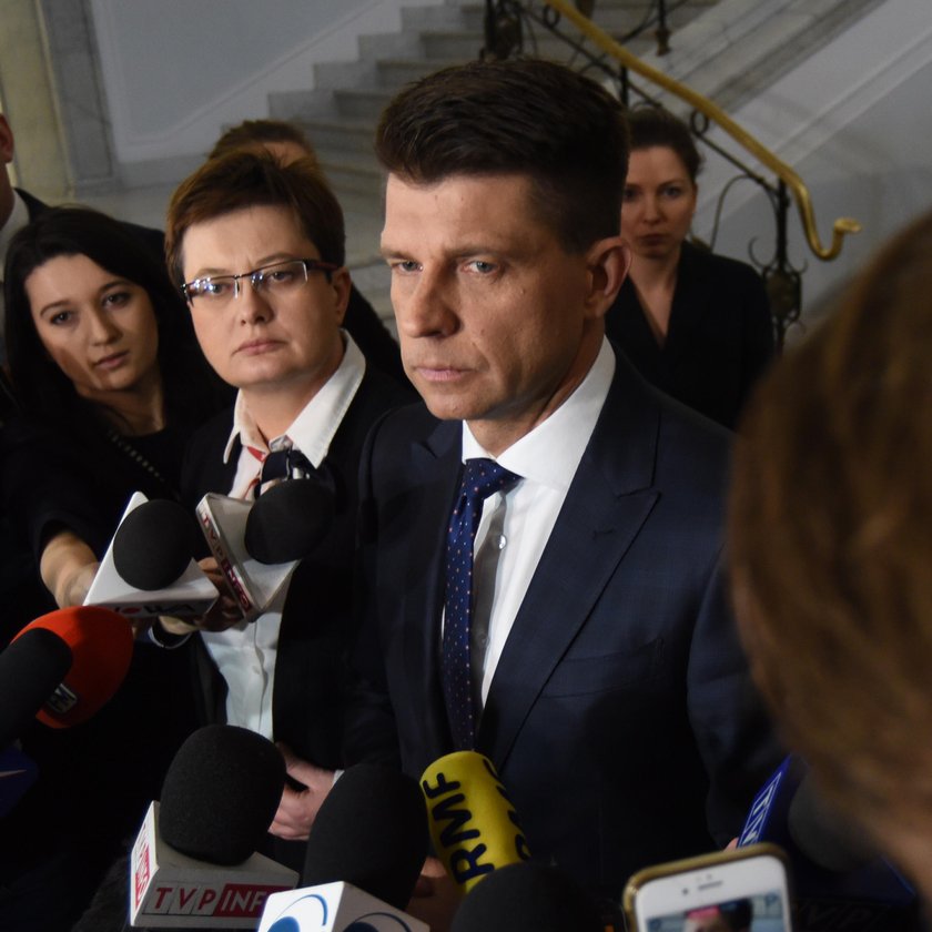 Petru tłumaczy się z wyjazdu z piękną posłanką