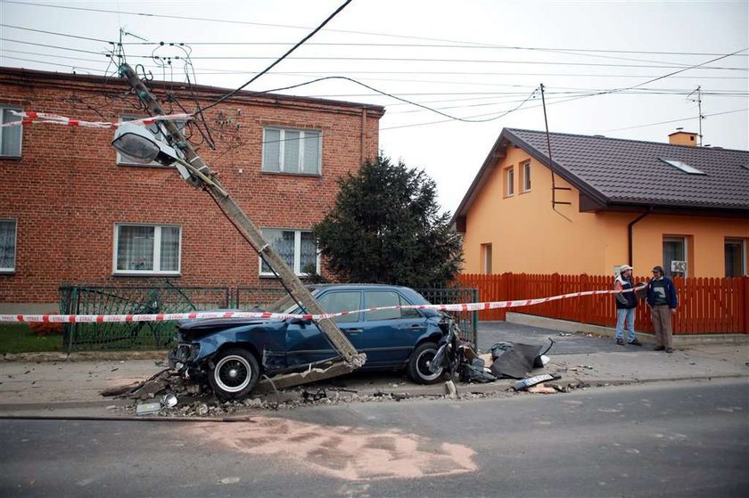 Staranował płot i ściął słup elektryczny. ZDJĘCIA