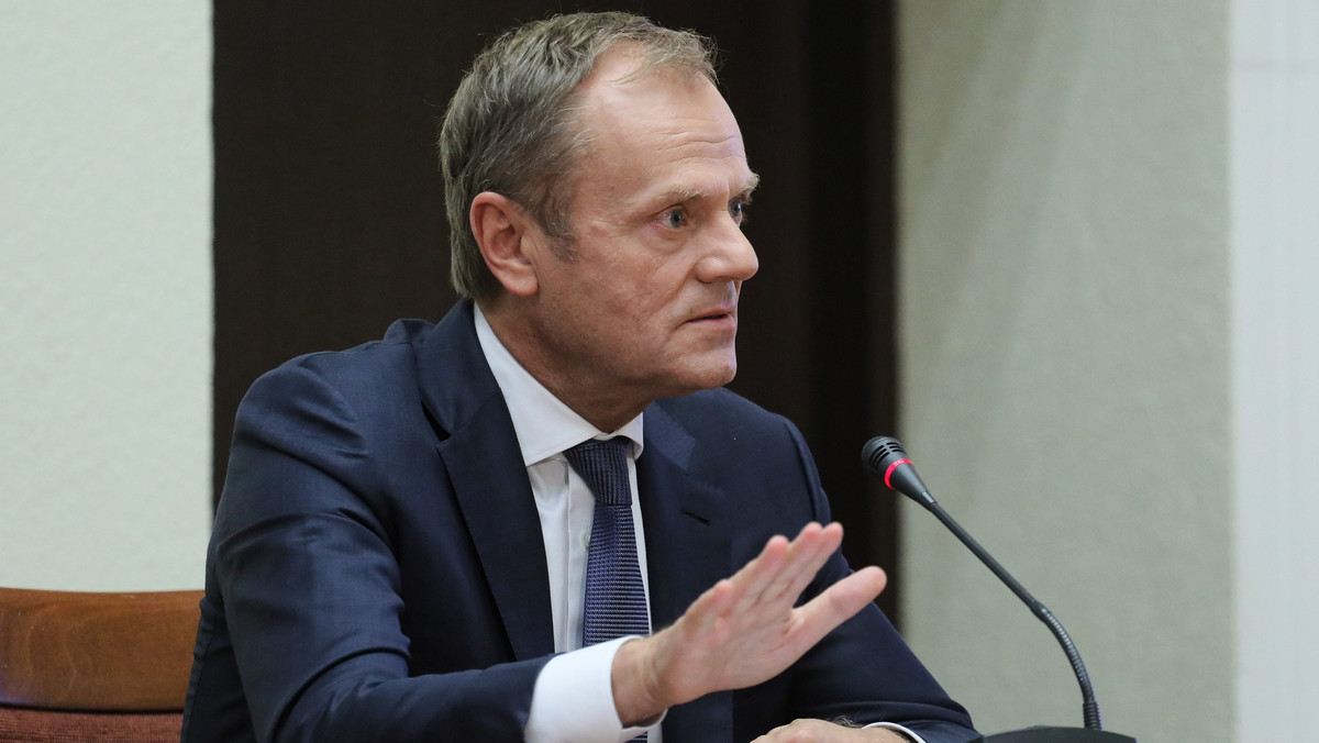 Donald Tusk wprowadza w błąd opinię publiczną; Prokurator Generalny rzeczywiście awansował prokuratorów prowadzących postępowanie ws. spółki Amber Gold, ale tych, którzy postawili małżonków Marcina i Katarzynę P. przed sądem - oświadczyła w dziś rzeczniczka PG prok. Ewa Bialik.