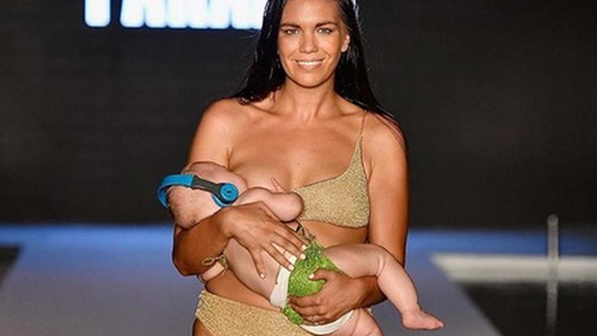 Podczas Miami Swim Week jedna z modelek pokazała się na wybiegu z 5-miesięczną córkę. Niby nic nadzwyczajnego, gdyby nie fakt, że podczas prezentacji stroju kąpielowego karmiła ją piersią. Jej występ wzbudził kontrowersje w mediach społecznościowych.