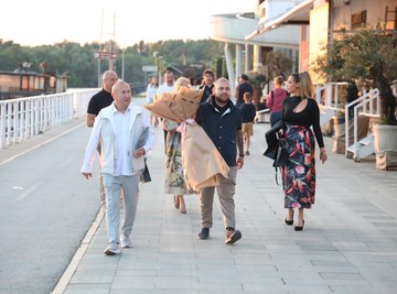 NEMA KOGA NEMA! Kolege i brdo POKLONA na PROSLAVI Katarine Grujić: Đani KAO NOV nakon ujeda gosta, SIN NOSI OGROMAN BUKET, pevačice se IZGRLIŠE kao da su rođene! (VIDEO)