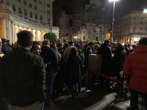 Plac Zbawiciela w Warszawie. Ludzi jest sporo, wszyscy bez maseczek i wielu niestety nie zachowuje od siebie dystansu