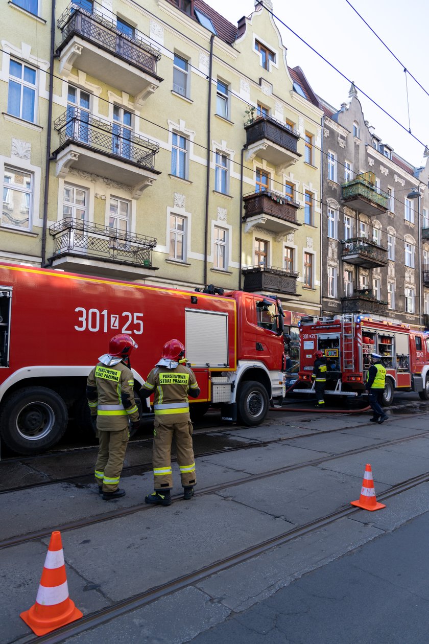 Dramatyczna akcja strażaków w centrum miasta. Helikopter lądował w parku