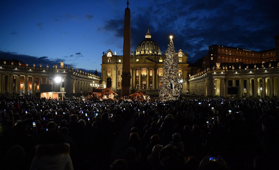 Zapłonęły lampki na choince na placu św. Piotra