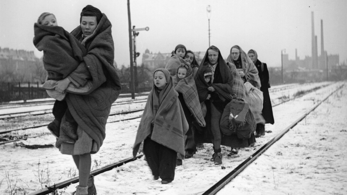 Znane zdjęcia z 1945 r. ukazujące cierpienie i nędzę Niemców przesiedlanych z terenów Polski, w rzeczywistości zostały zrobione gdzie indziej i w innym czasie. Obecne badania dowodzą, jak niedbale sprawdzano niegdyś ich autentyczność.