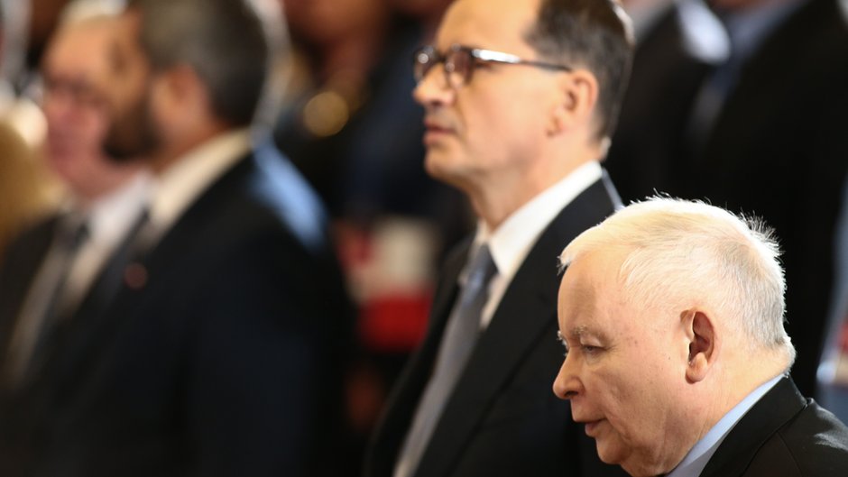 Jarosław Kaczyński w 2021 r. zapowiadał rozprawę z "tłustymi kotami". Materiały ujawnione przez Onet wskazują jednak na to, że stanowiska w spółkach Skarbu Państwa ludzie powiązani z Mateuszem Morawieckim załatwiają "na telefon"