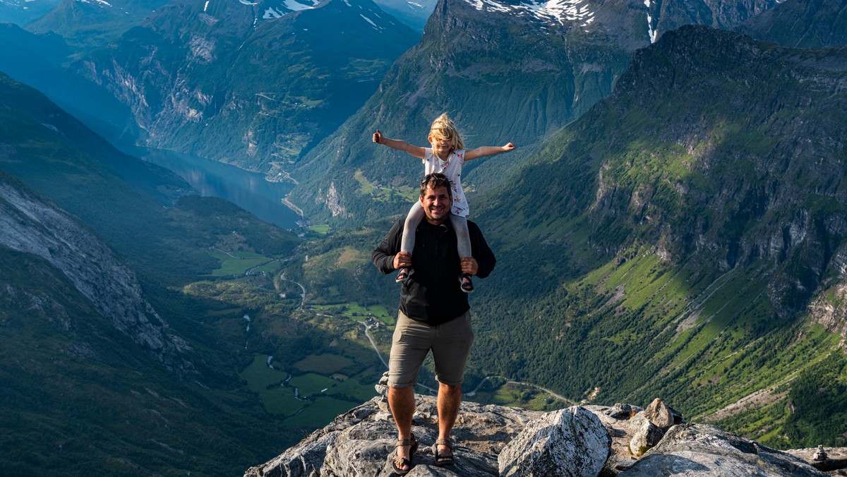 Norwegia. Ojciec z córką na skałach otaczających Geirangerfjord