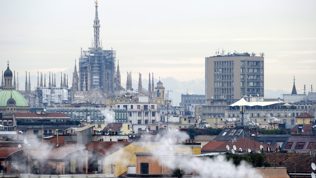 Od czterech dni przekroczone są normy dla pyłu zawieszonego. Po raz pierwszy tej jesieni władze wprowadzają kroki w ramach walki z zanieczyszczeniem powietrza, w tym ograniczenia w ruchu samochodów i zakaz grillowania.